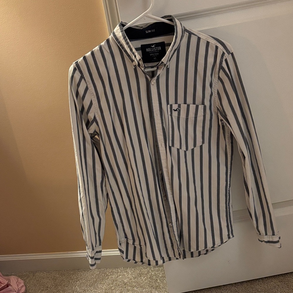 Hollister Men's Blue and White Striped Casual Shirt